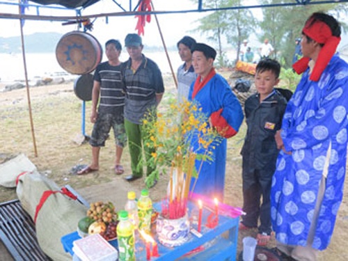 Ca Ong Kim nang hon 100kg luy vao bo bien Phu Yen hinh anh