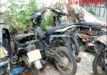 Clip hang tram xe may vo chu trong vien Bach Mai hinh anh