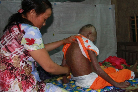 Be gai bi bong da khap nguoi hinh anh