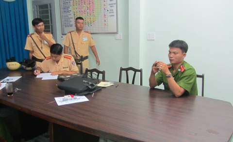 Mao danh can bo Bo cong an kiem tra, hu doa CSGT hinh anh