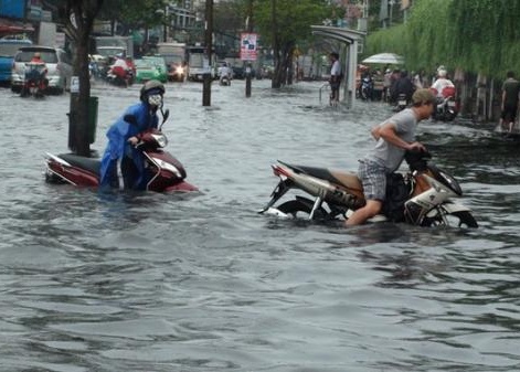 Ngay thu ba mua lon, dan Sai Gon lai vat lon voi nuoc ngap hinh anh