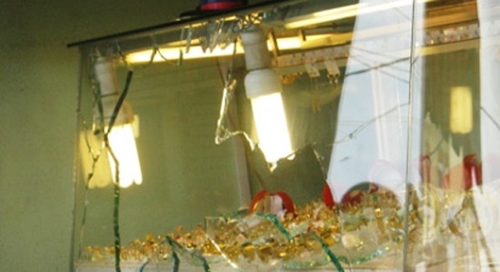 Trom tiem vang giua trua bi nguoi dan vay bat hinh anh