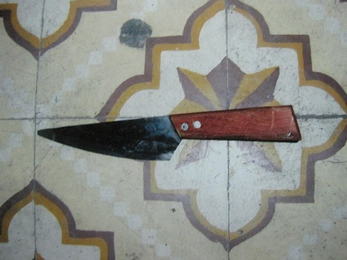 Mot phu nu mang thai 8 thang dung dao tu dam bung hinh anh