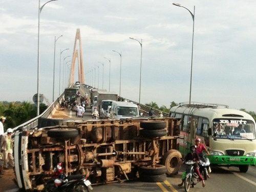 Xe tai lat, cau Rach Mieu ach tac giao thong hinh anh