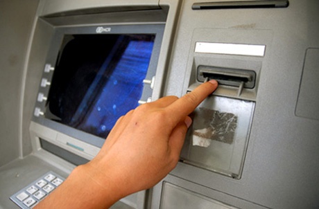 Clip thu doan trom tien qua the ATM gia cua nguoi nuoc ngoai hinh anh