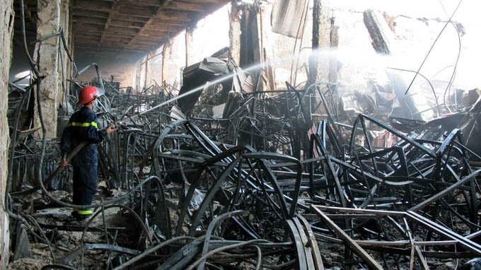 Khoi van mu mit trong toa nha bi chay o cho Hai Duong hinh anh