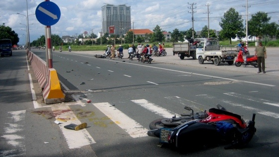 Lai xe o to bo chay, de mac nguoi phu nu dut lia chan hinh anh