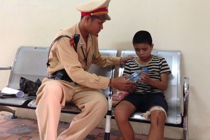 CSGT cuu chau be bi danh ngat tren duong hinh anh