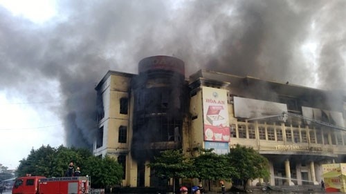 Luc luong chua chay tinh khong du dap tat o TTTM hinh anh