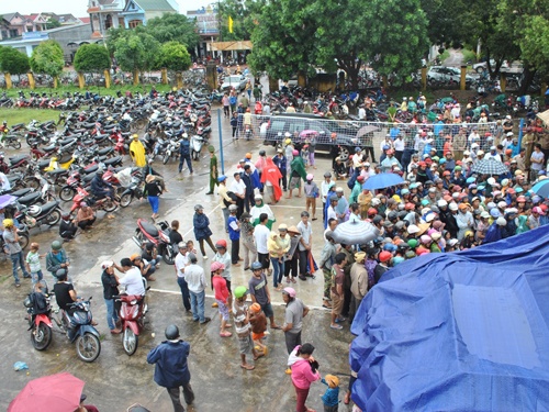 Hang ngan nguoi xem xu thanh nien can nguoi den chet hinh anh