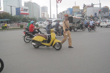 ‘So den nen bi CSGT bat di sai lan duong’ hinh anh