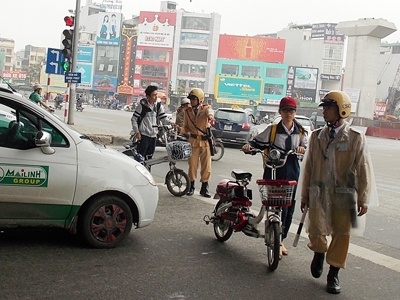 CSGT hoa trang ‘chop’ xe dap dien vi pham hinh anh