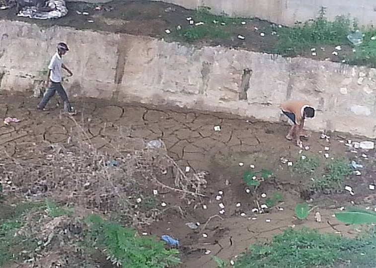 Hoi tien tha vao thi the nguoi chet duoi chan cau hinh anh