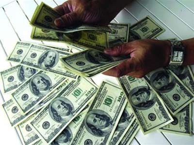 Nhom du khach dung USD gia doi tien hinh anh