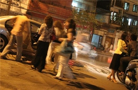 Tam su cua trai bao ‘doi lot’ tho cat toc hinh anh