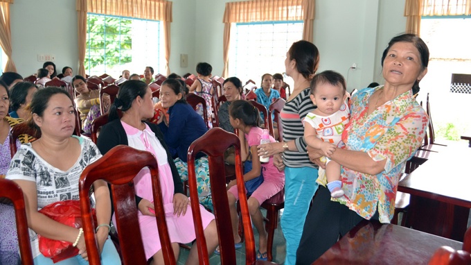 Phan doi nha may thuoc la, dan den tru so UBND xin o nho hinh anh