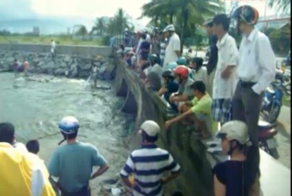 Clip dan do xo ra bien bat... ca nuoc ngot hinh anh