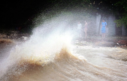 Sieu bao dang di chuyen vao bien Dong hinh anh