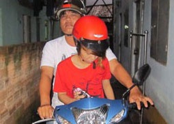 ‘Hiep si’ bat nu quai dung chieu moi lua lay dien thoai hinh anh