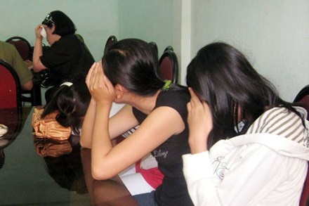 Dan ‘tiep vien’ mai dam trong quan ca phe hinh anh