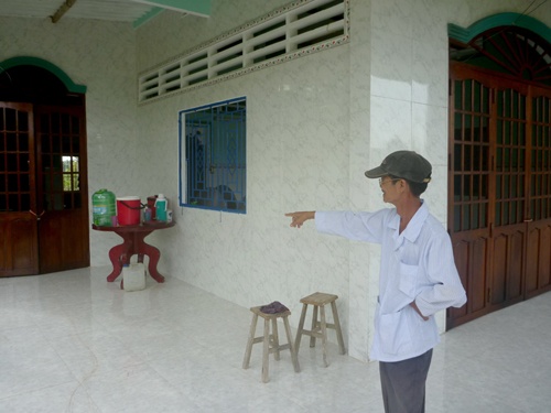 Nha cong an bi tat bom xang hinh anh