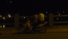 Doi nam nu tam su tren cau bi dam trong thuong hinh anh