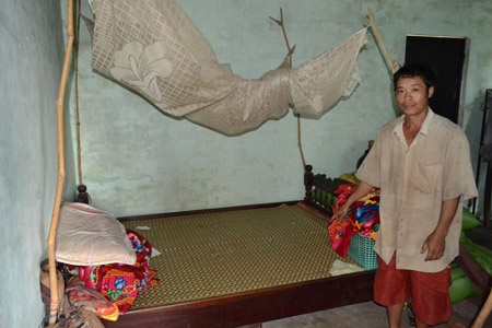 Tran tinh cua nu chu nha vui ve' voi khach vi nham la chong hinh anh