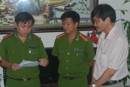 Bat can bo trung tam y te tham o hon nua ty hinh anh