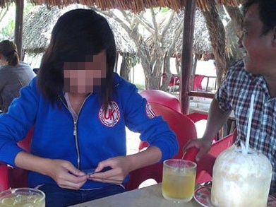 Co be 15 tuoi bi 'ban' lam tiep vien hinh anh