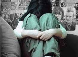 Ga cha duong gio tro doi bai voi 2 be gai hinh anh