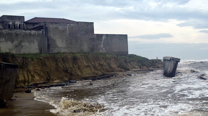 Song bien danh sap hang tram met bo ke bien Hoi An hinh anh