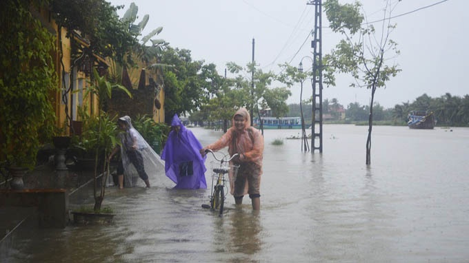 Nuoc song Hoai ngap pho co Hoi An, Quang Binh mua lon hinh anh