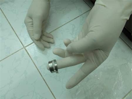 Mat 50 phut cua 2 chiec nhan deo vao 'cho ay' hinh anh