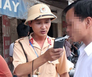 Canh sat giao thong thang kien vu do do con hinh anh