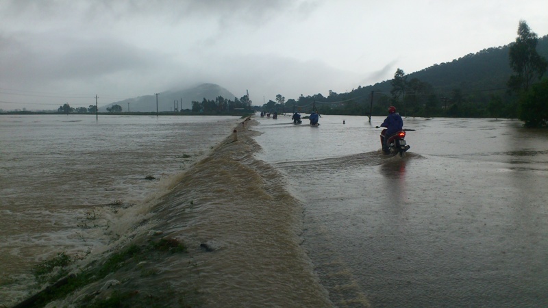 2 hoc sinh bi lu cuon troi hinh anh