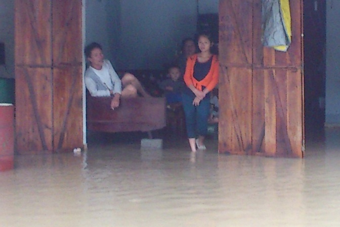 Giay phut nuoc tu ho dap tran vao nha qua loi nguoi dan hinh anh