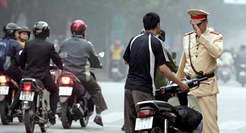 CSGT ra quan xu ly vi pham tu 18h - 24h hang ngay hinh anh