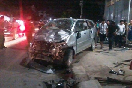 Xe 'dien' khien 1 gia dinh 8 nguoi cung nhap vien hinh anh