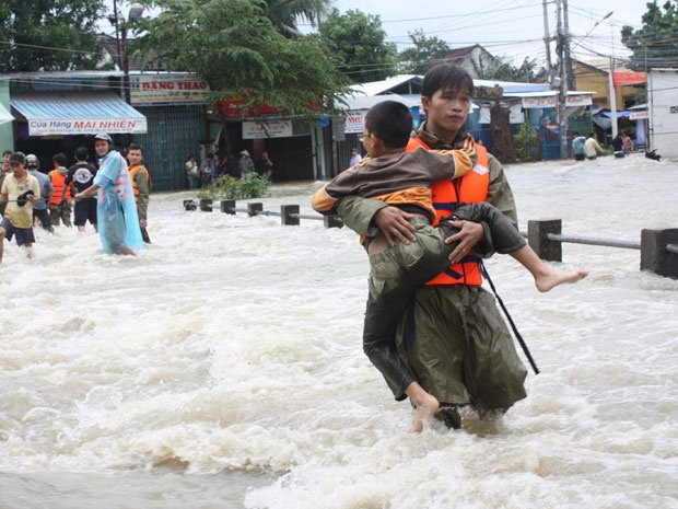 Cong an 9X tu vong khi giup dan trong bao lu hinh anh