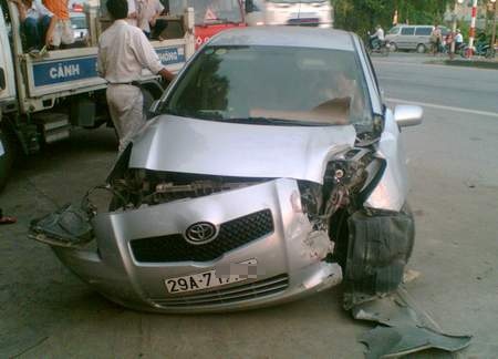 Xe tai ep xe Toyota dam vao nha dan bi bien dang hinh anh