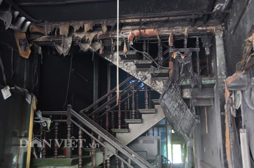 Ben trong tiem vang noi ke cuop tu thieu hinh anh