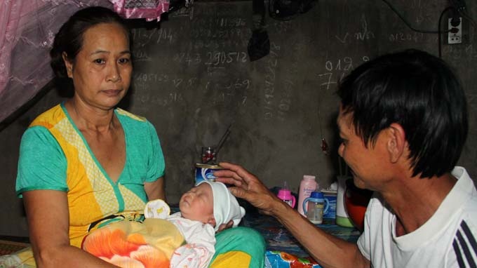 Hang chuc nguoi xin nuoi be gai so sinh bi chon song hinh anh