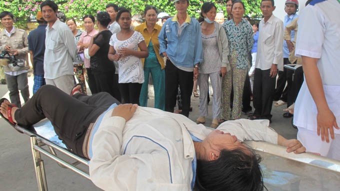 1.000 cong nhan cung ngo doc, benh vien het cho chua hinh anh