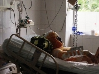 Nua dem len vao nha tat axit giet nguoi tinh hinh anh