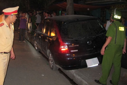 Gay tai nan lien hoan, xe ‘dien’ duoc bit kin bien so hinh anh