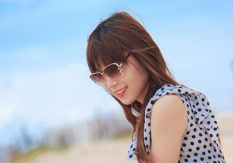 Hoa hau chuyen gioi di lam tai quan bar hinh anh