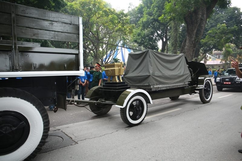 Doan 15 xe va phao dua tien Dai tuong cho nhung gi? hinh anh