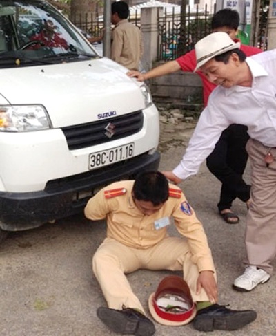 Chu doanh nghiep tong xe vao canh sat giao thong hinh anh