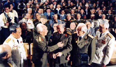 Dai tuong: 'Toi chi nhu giot nuoc trong bien ca' hinh anh