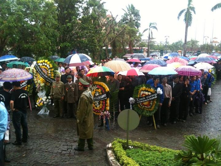 Nguoi Ha Noi doi nang, Quang Binh doi mua vieng Dai tuong hinh anh